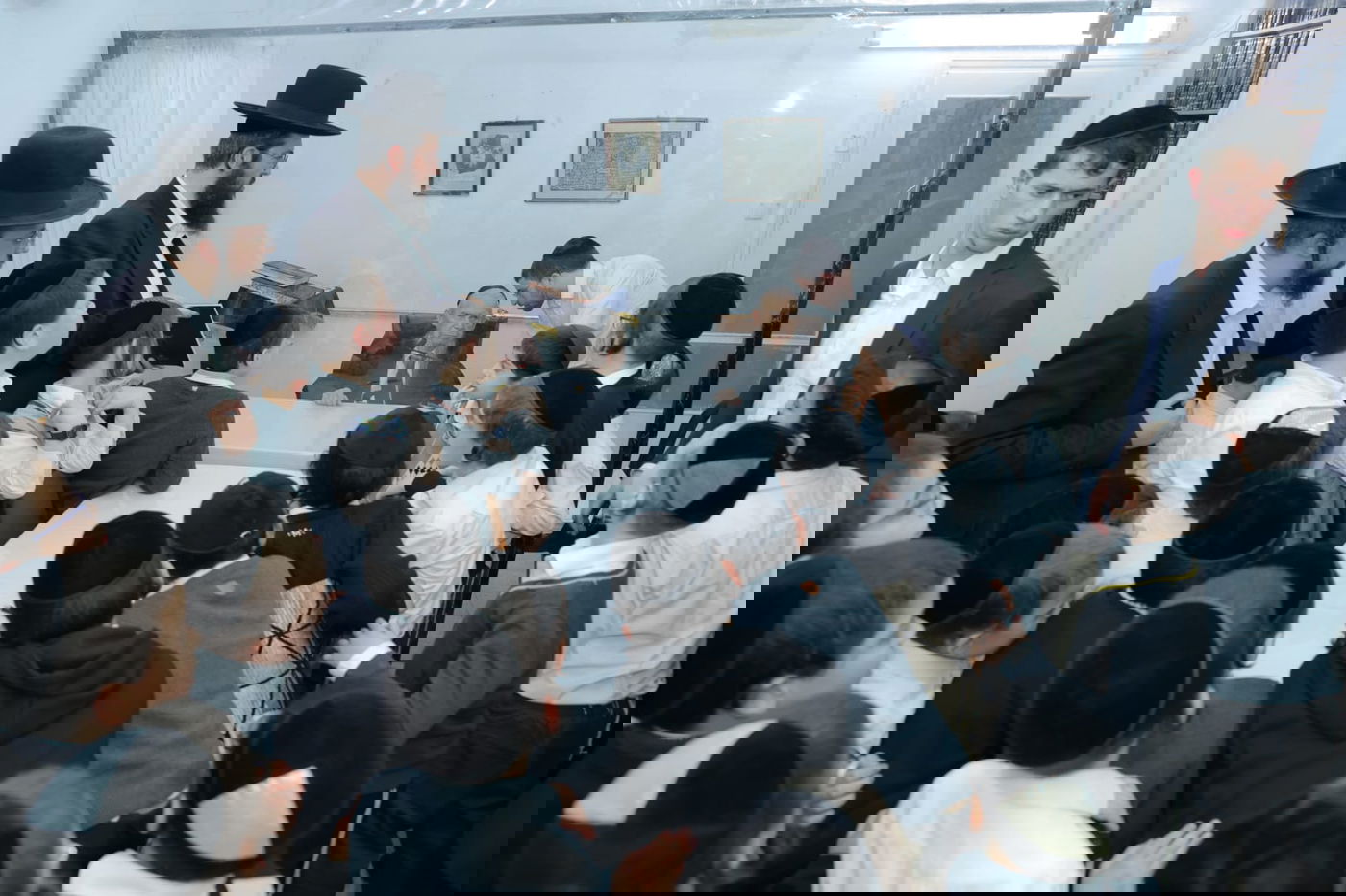 ילדי כיתה ג' נבחנו על הגמרא אצל הגר"ג אדלשטיין; צפו