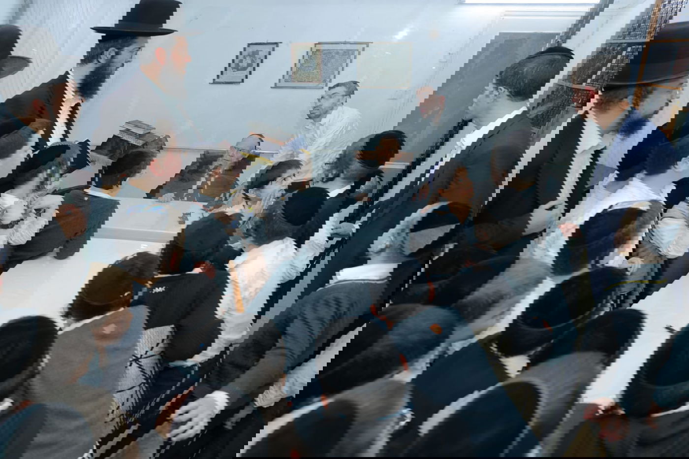 ילדי כיתה ג' נבחנו על הגמרא אצל הגר"ג אדלשטיין; צפו