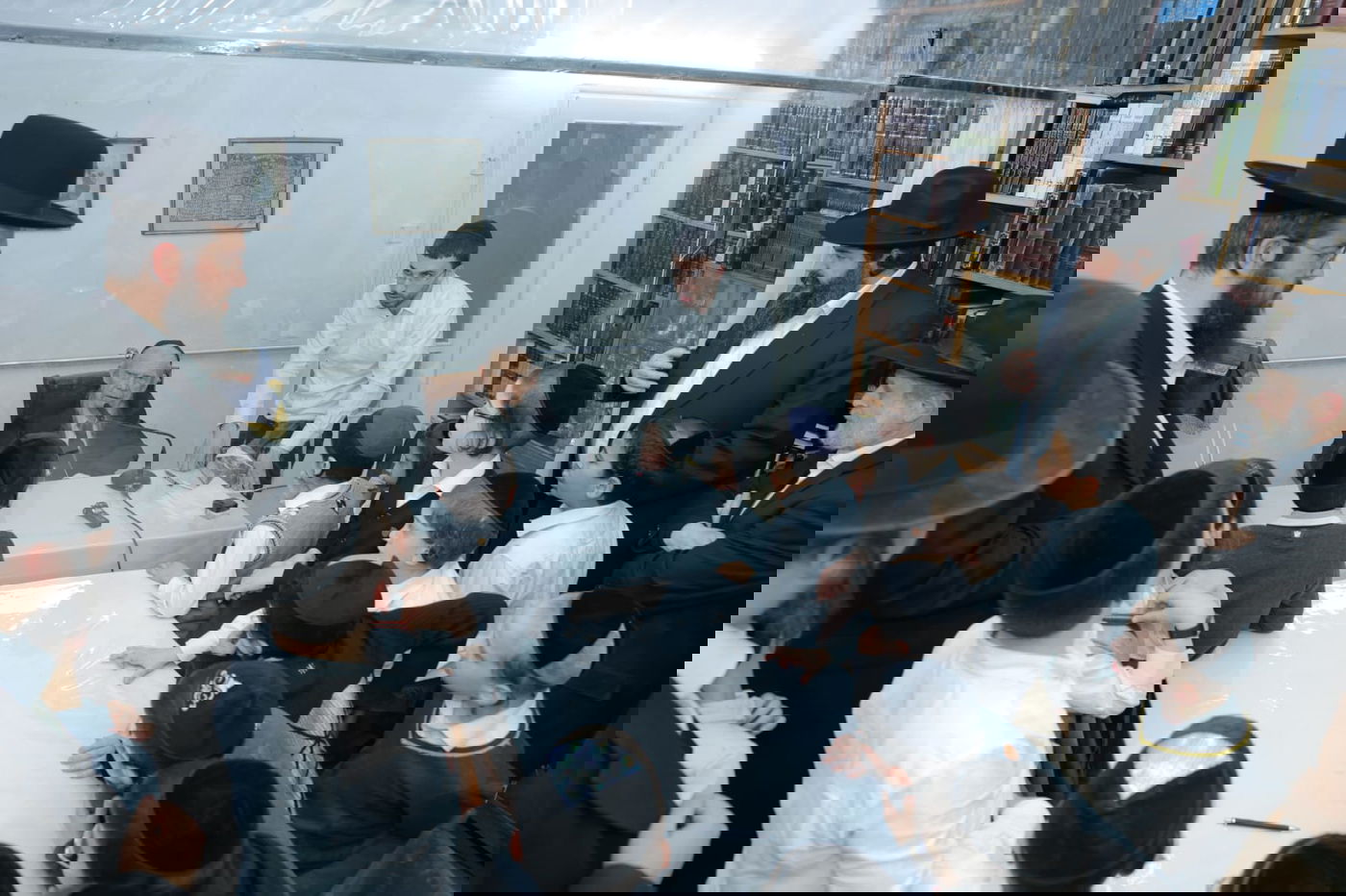 ילדי כיתה ג' נבחנו על הגמרא אצל הגר"ג אדלשטיין; צפו