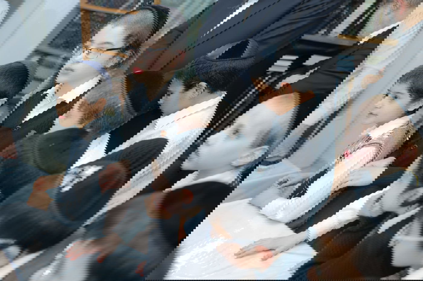 ילדי כיתה ג' נבחנו על הגמרא אצל הגר"ג אדלשטיין; צפו