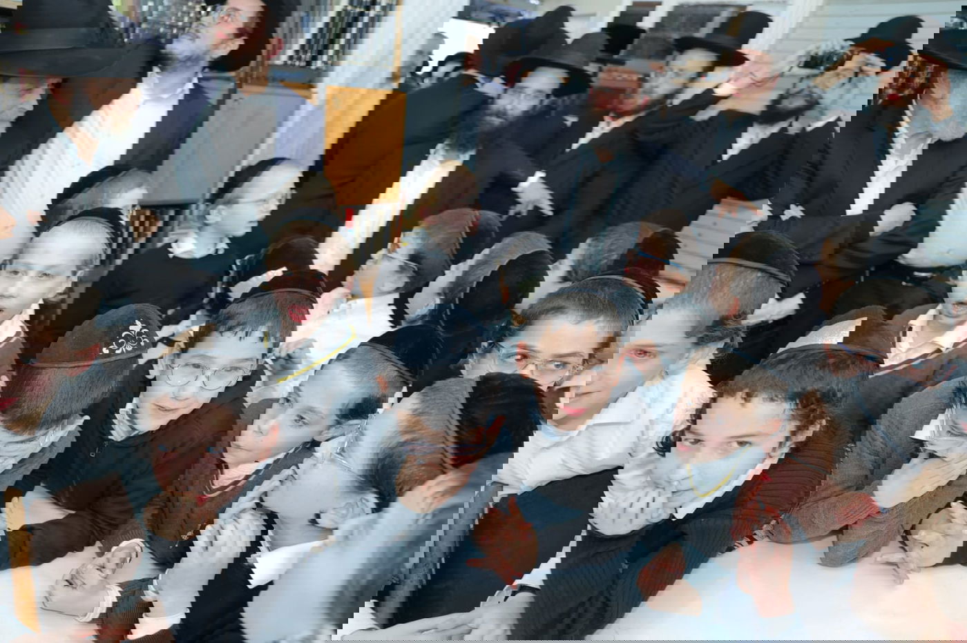 ילדי כיתה ג' נבחנו על הגמרא אצל הגר"ג אדלשטיין; צפו