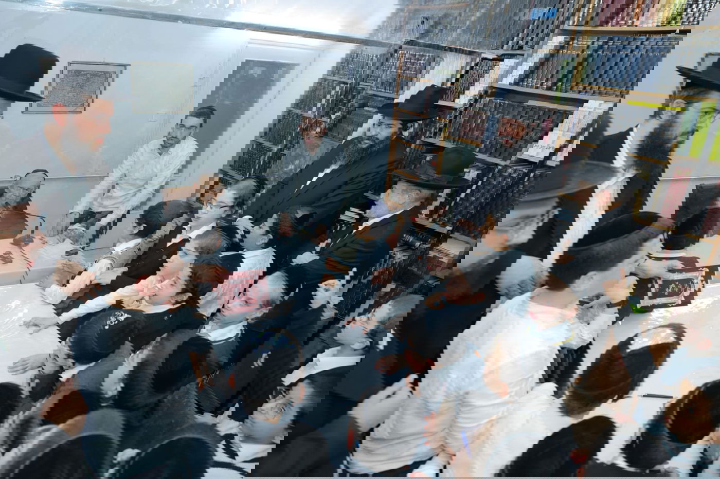 ילדי כיתה ג' נבחנו על הגמרא אצל הגר"ג אדלשטיין; צפו