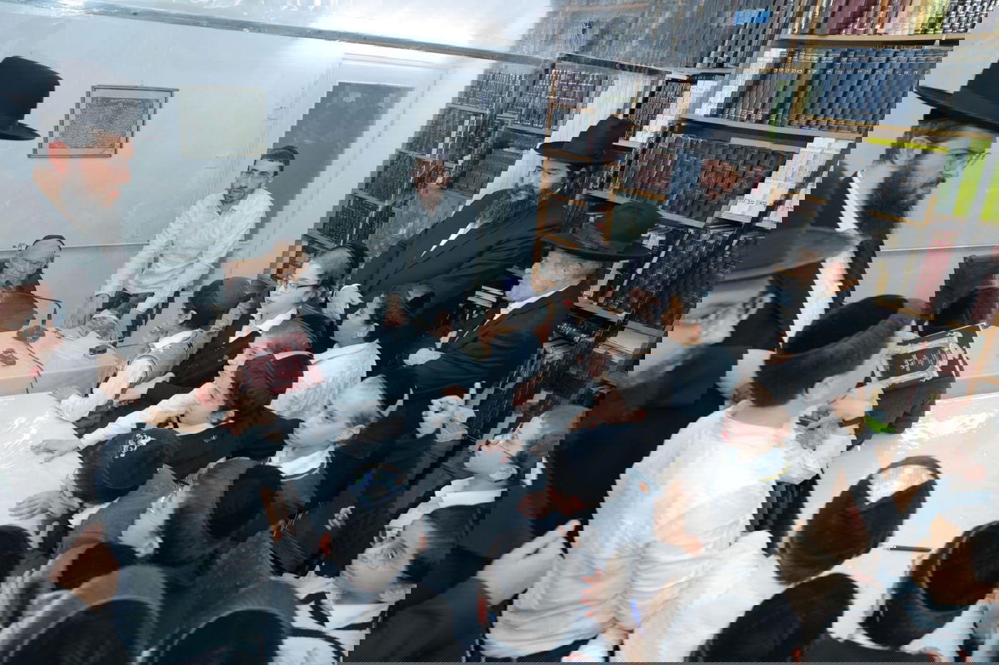 ילדי כיתה ג' נבחנו על הגמרא אצל הגר"ג אדלשטיין; צפו