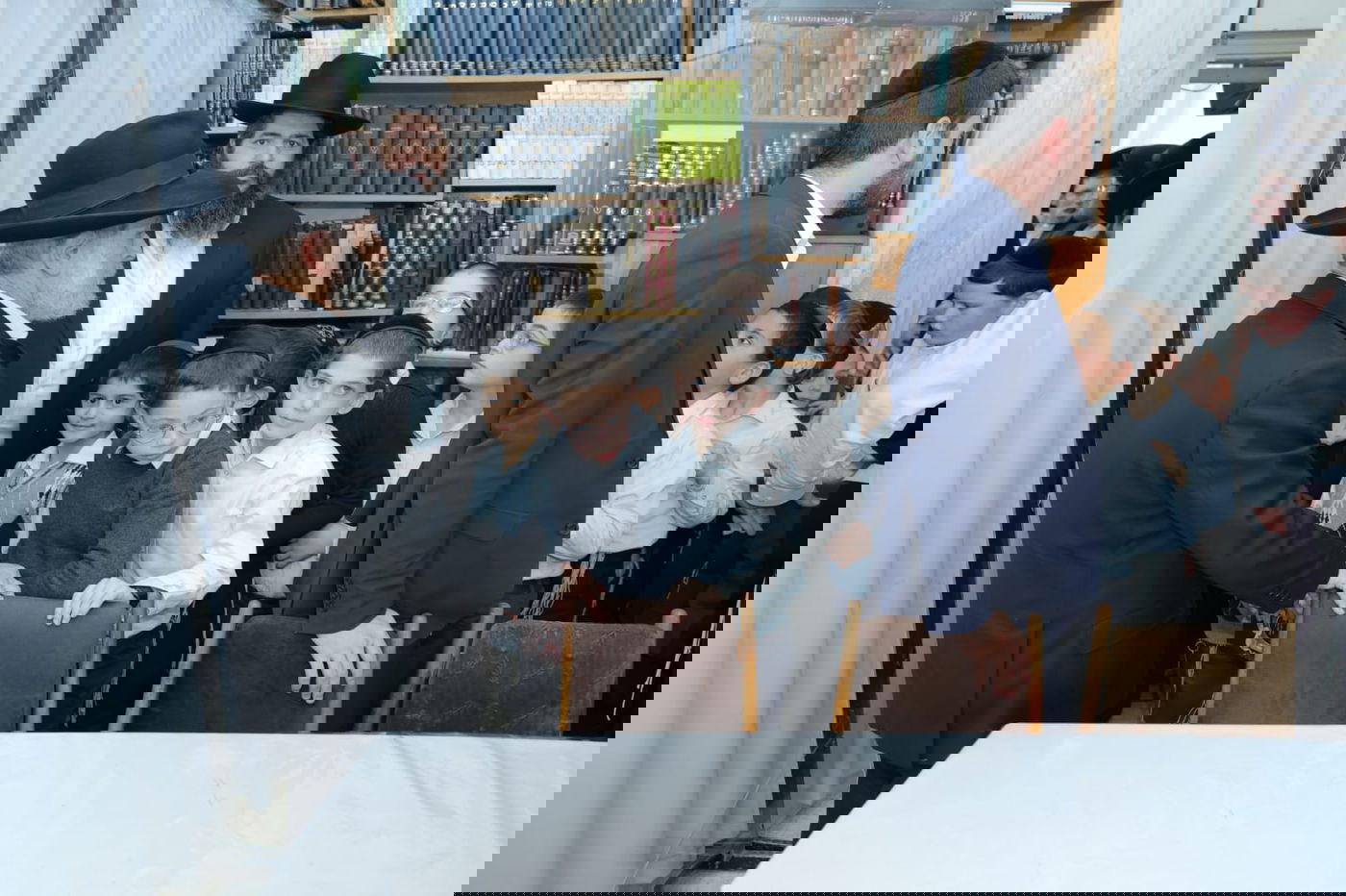 ילדי כיתה ג' נבחנו על הגמרא אצל הגר"ג אדלשטיין; צפו