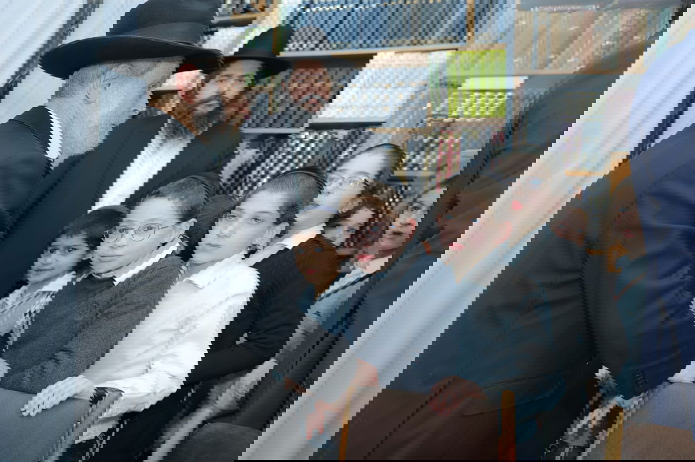 ילדי כיתה ג' נבחנו על הגמרא אצל הגר"ג אדלשטיין; צפו