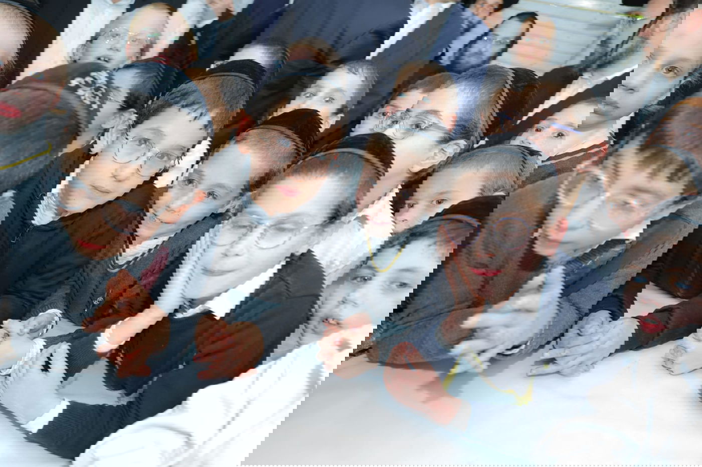 ילדי כיתה ג' נבחנו על הגמרא אצל הגר"ג אדלשטיין; צפו