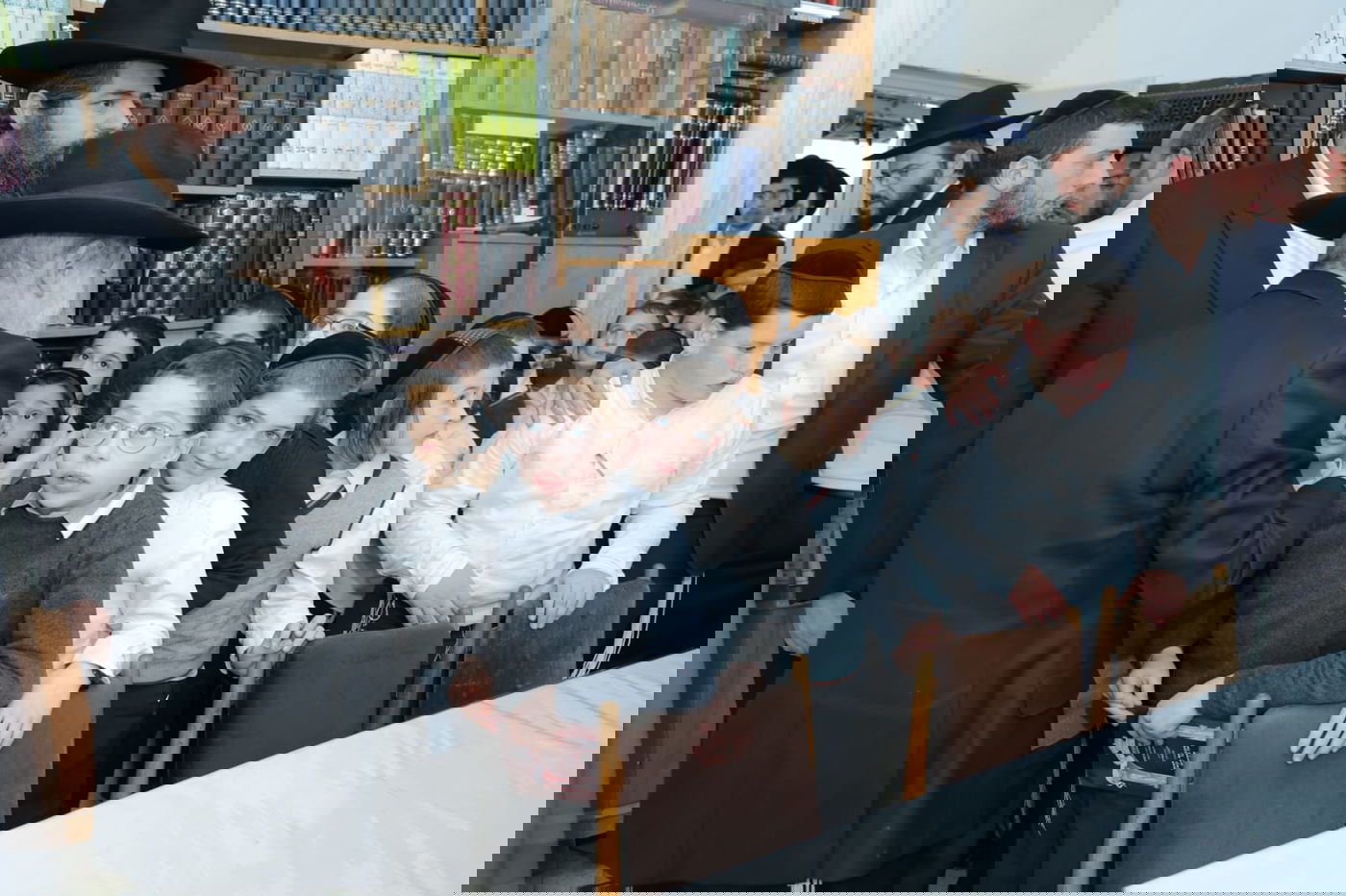 ילדי כיתה ג' נבחנו על הגמרא אצל הגר"ג אדלשטיין; צפו