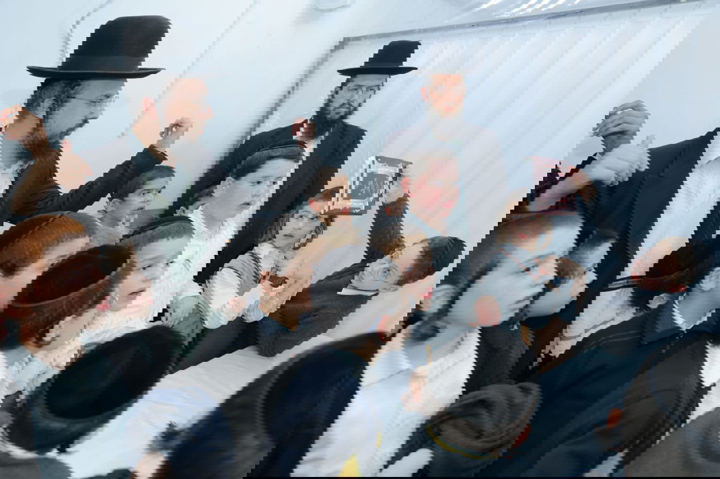 ילדי כיתה ג' נבחנו על הגמרא אצל הגר"ג אדלשטיין; צפו