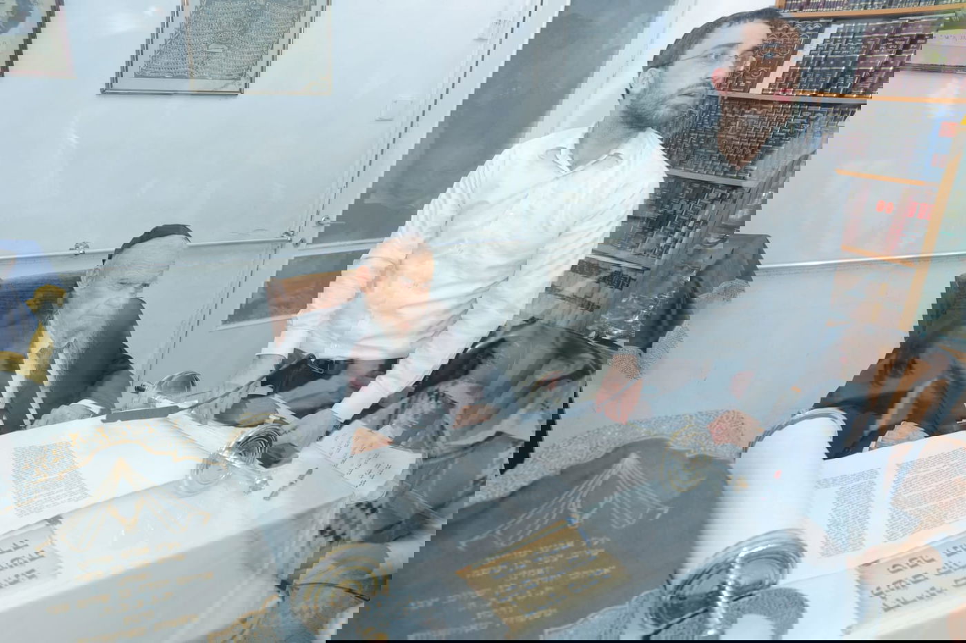 ילדי כיתה ג' נבחנו על הגמרא אצל הגר"ג אדלשטיין; צפו