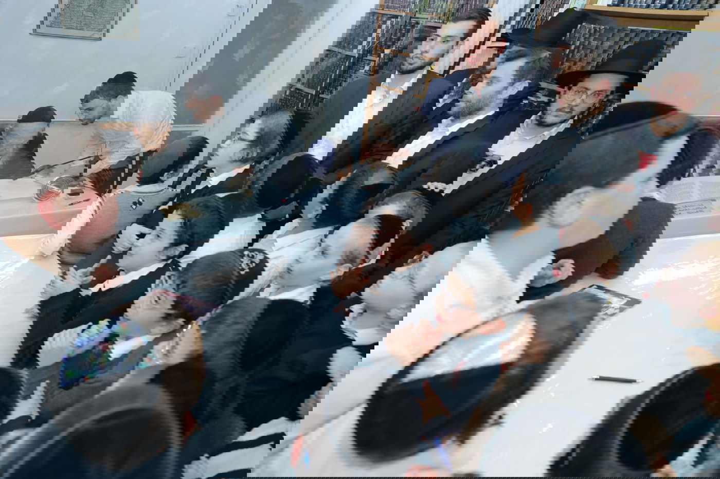 ילדי כיתה ג' נבחנו על הגמרא אצל הגר"ג אדלשטיין; צפו