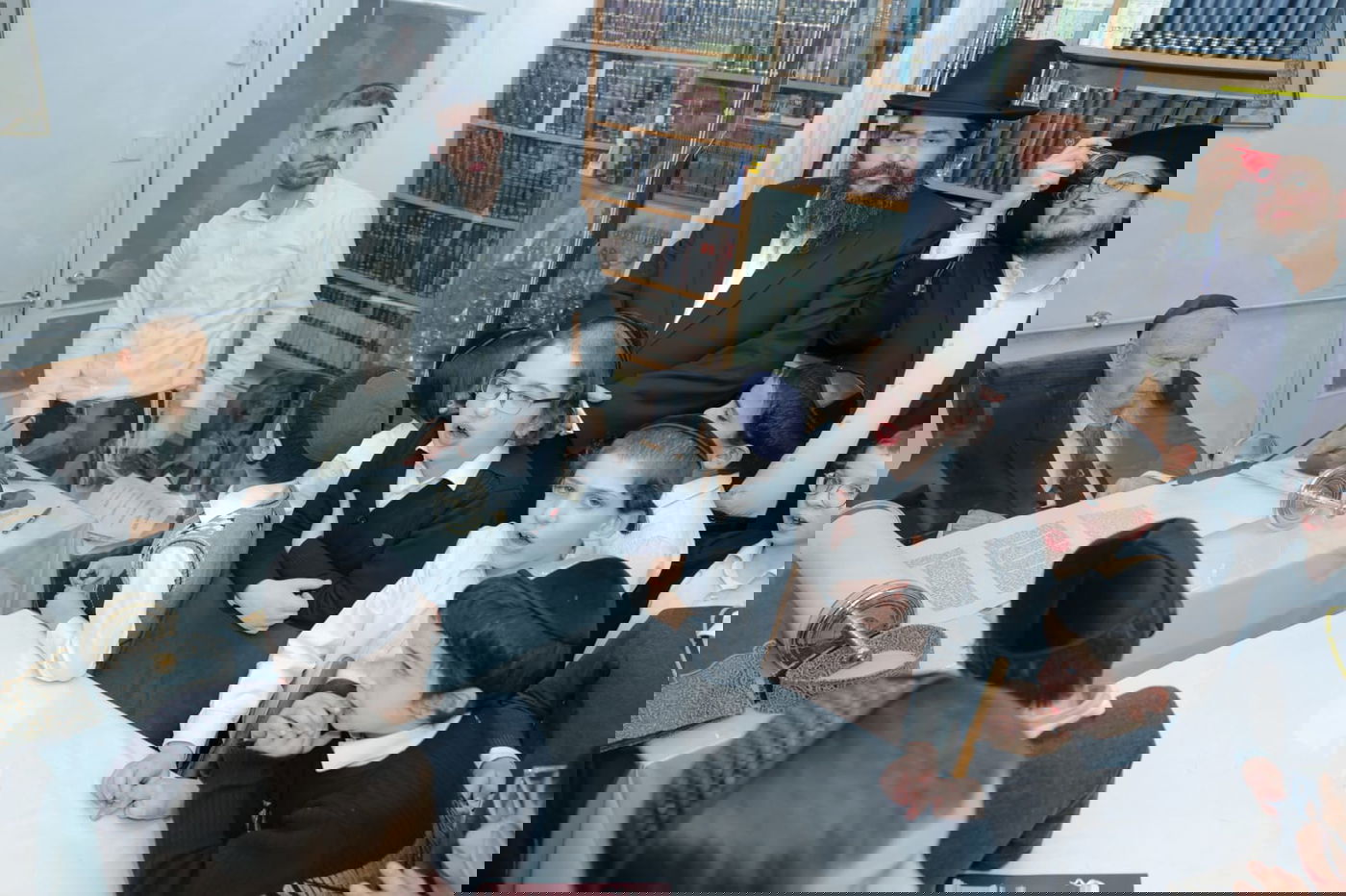 ילדי כיתה ג' נבחנו על הגמרא אצל הגר"ג אדלשטיין; צפו