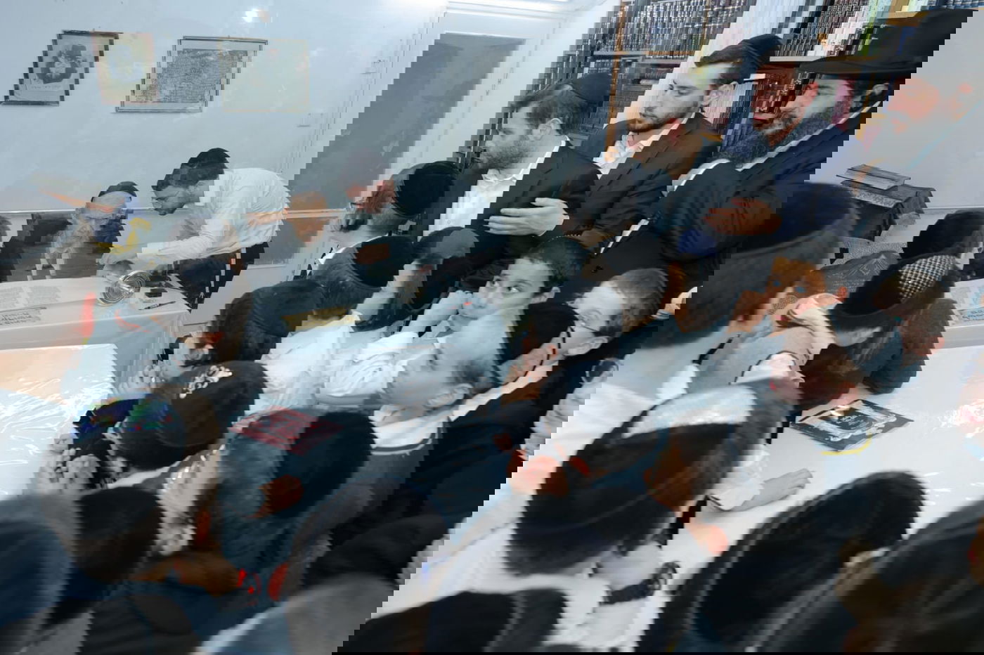 ילדי כיתה ג' נבחנו על הגמרא אצל הגר"ג אדלשטיין; צפו