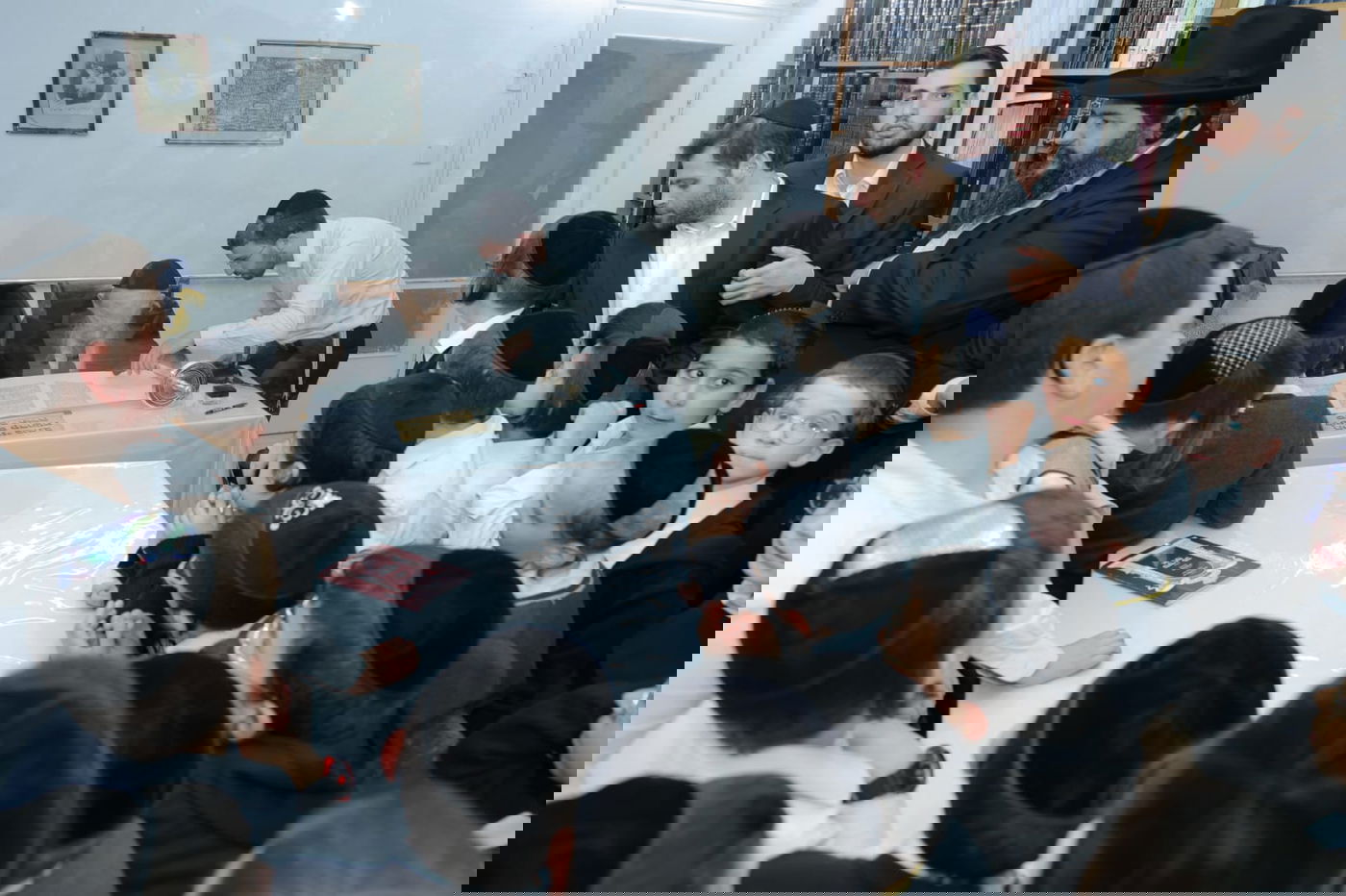 ילדי כיתה ג' נבחנו על הגמרא אצל הגר"ג אדלשטיין; צפו