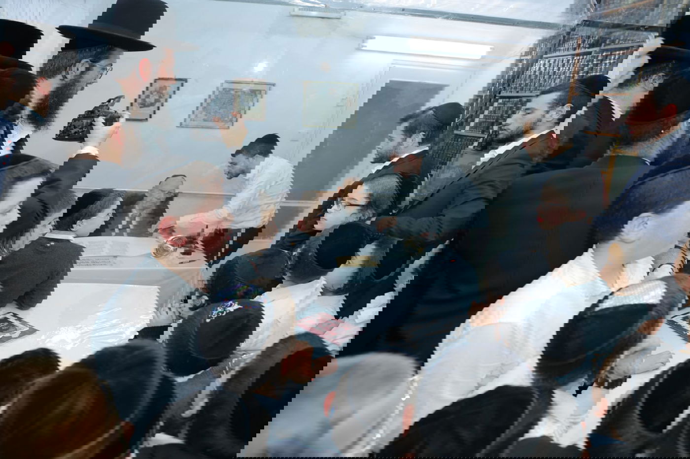 ילדי כיתה ג' נבחנו על הגמרא אצל הגר"ג אדלשטיין; צפו