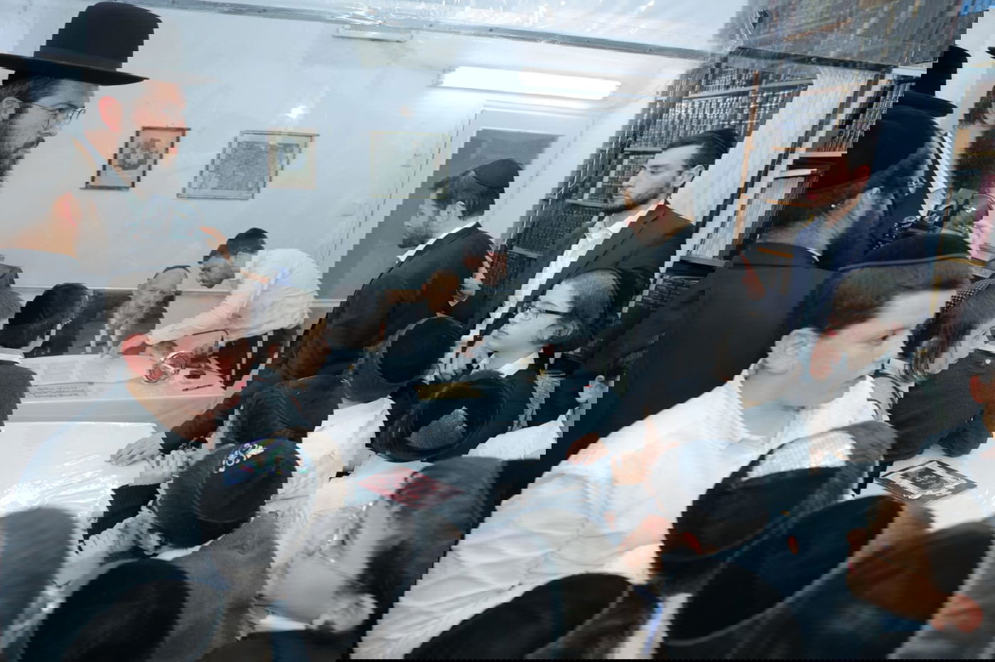 ילדי כיתה ג' נבחנו על הגמרא אצל הגר"ג אדלשטיין; צפו