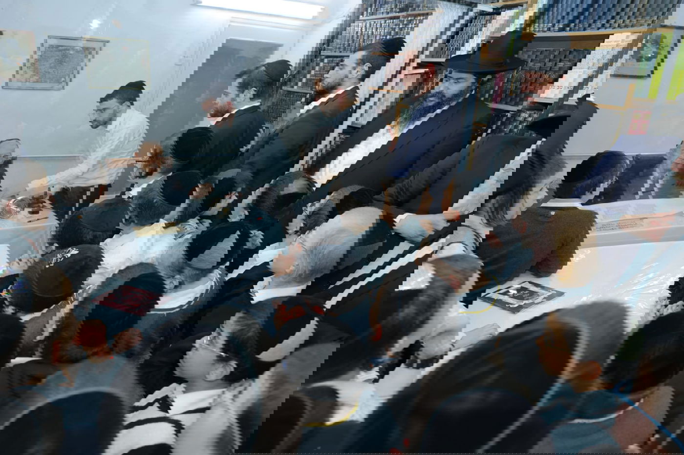 ילדי כיתה ג' נבחנו על הגמרא אצל הגר"ג אדלשטיין; צפו