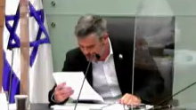 היה לבד בוועדה ואישר סעיפים "פה אחד"