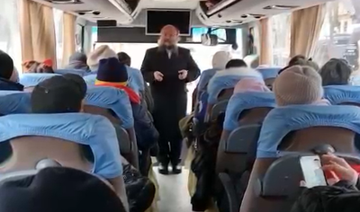 הרב זלצמן עם הפליטים שיצאו למסע