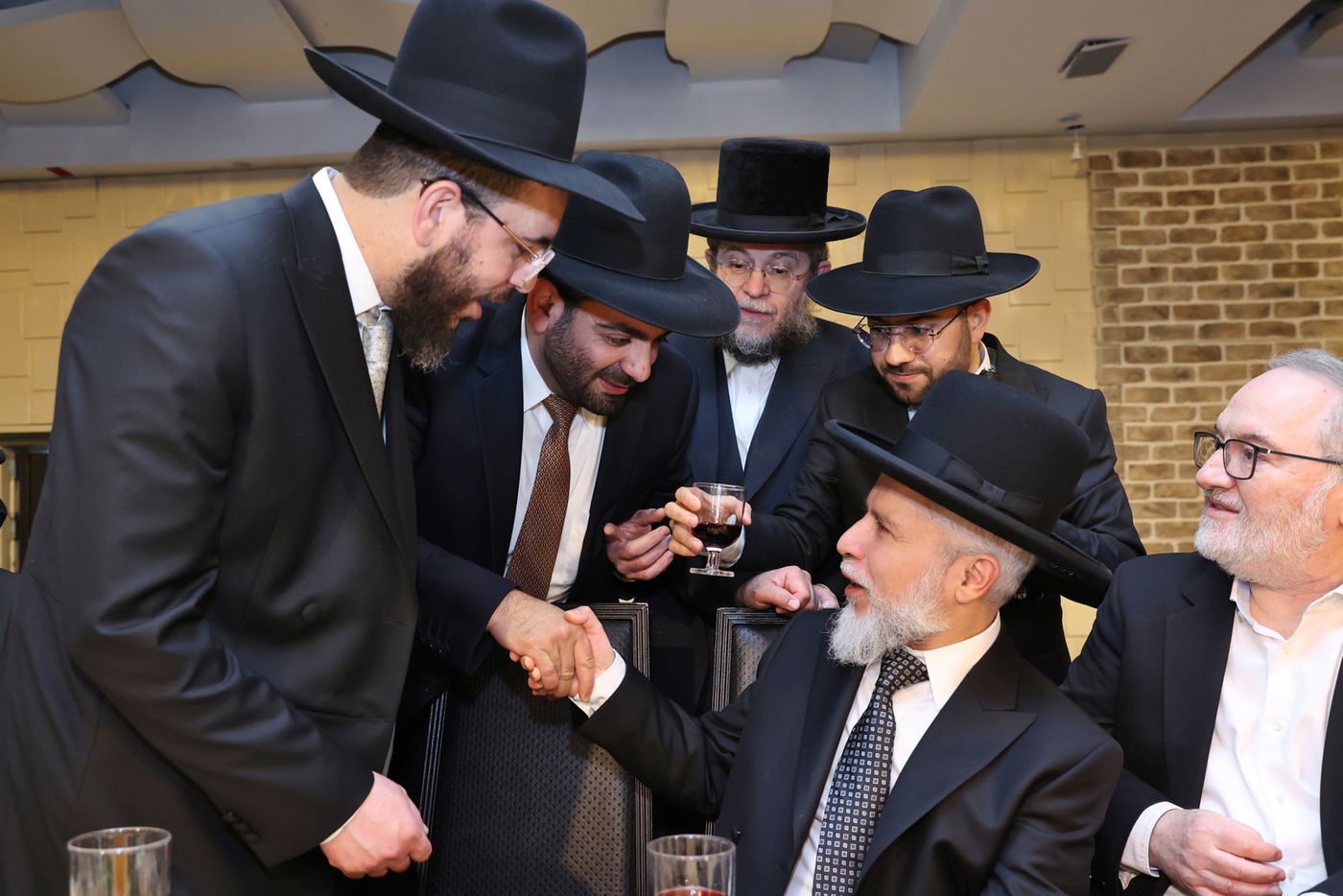 הגאון רבי זמיר כהן השיא את בנו; צפו בתיעוד