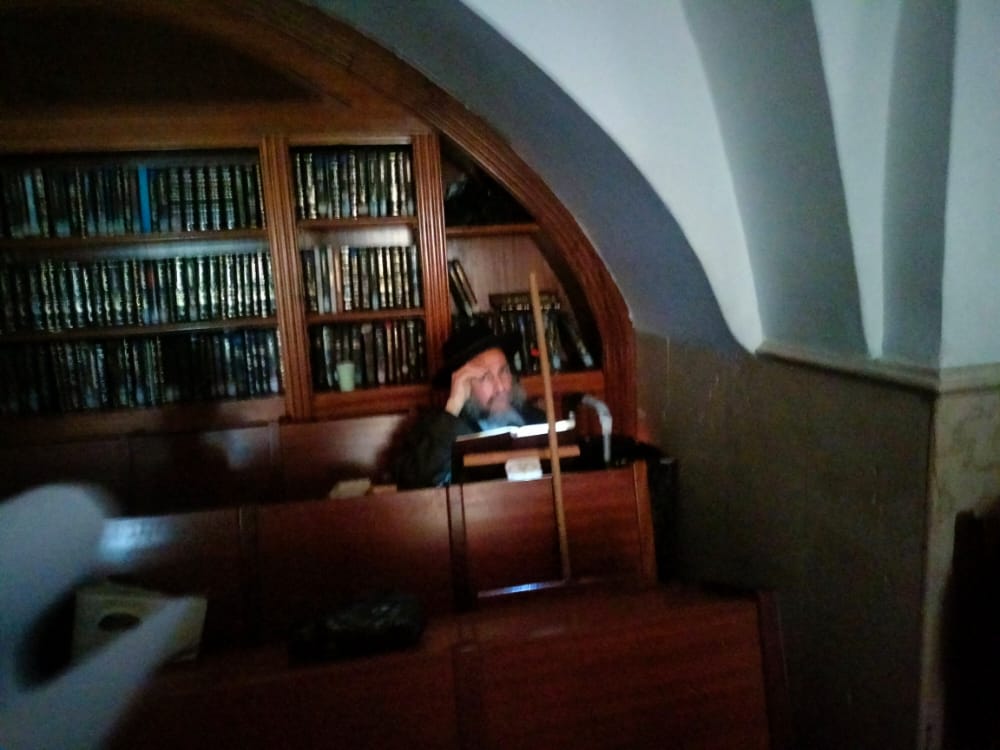 ציון הרשב"י הוחשך על ידי חברת החשמל