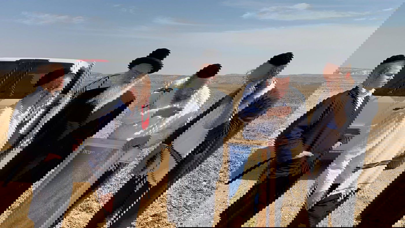 האדמו"ר מקומרנא בורו פארק בביקור בסלע הקדוש