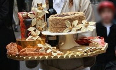 משלוח מנות עם שליח מותר? ואם הוא קטן?