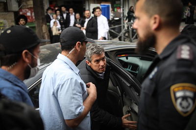 הנדל ביציאתו מהחנות, היום