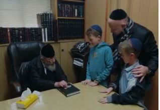טוקר וילדיו עם ראש הישיבה