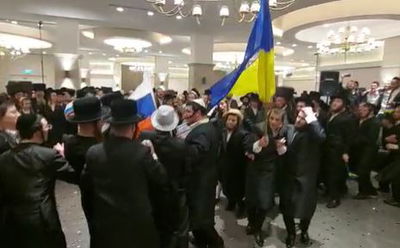 בריקוד עם הדגלים