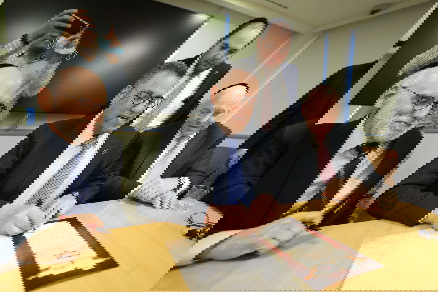 חתימה היסטורית בירושלים. מרכז מידע בהר הזייתים