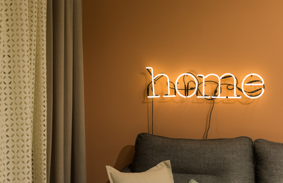 שלטי ניאון: טרנד ילדותי או דווקא להיפך? זה תלוי רק בכם