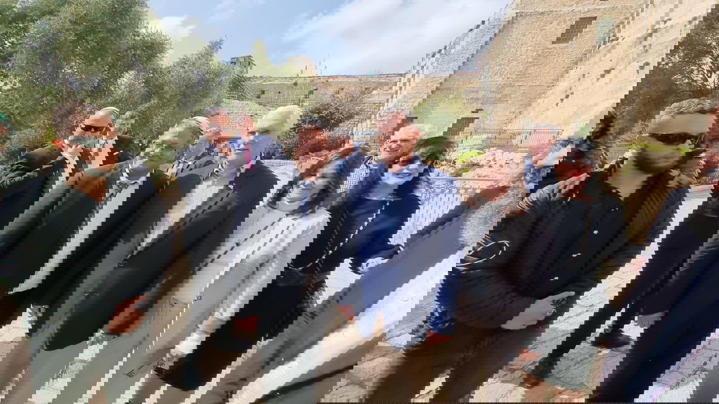 סגן נשיא ארה"ב לשעבר ביקר בחברון; "תהיה חזק"