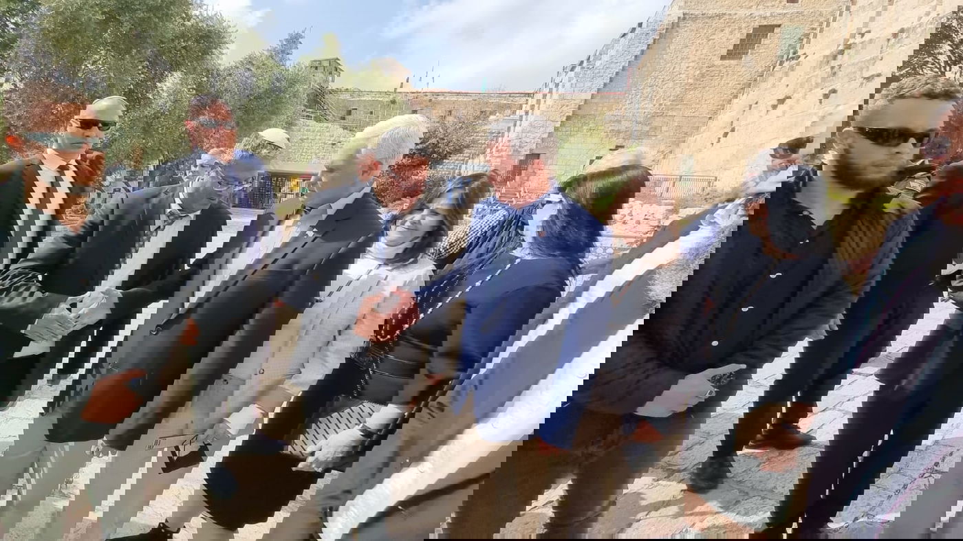 סגן נשיא ארה"ב לשעבר ביקר בחברון; "תהיה חזק"