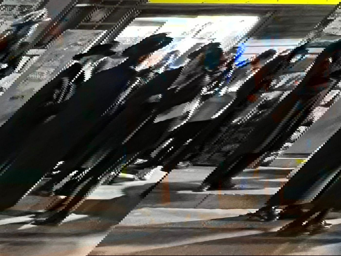 האדמו"ר ממשכנות הרועים בהפגנה עם חסידיו