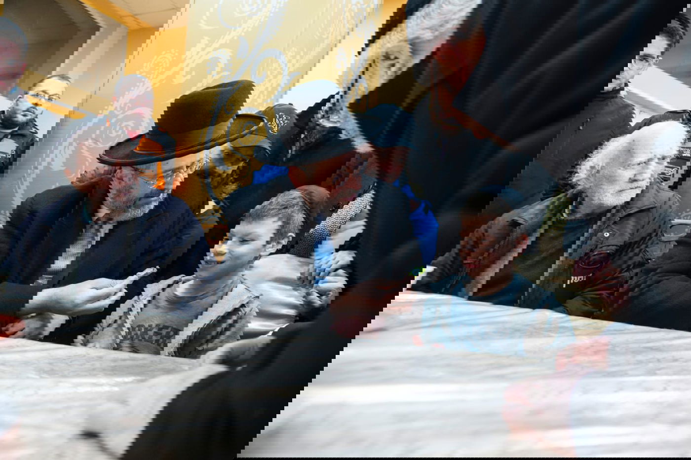 הרב הראשי הגיע לבקר את הפליטים מאוקראינה