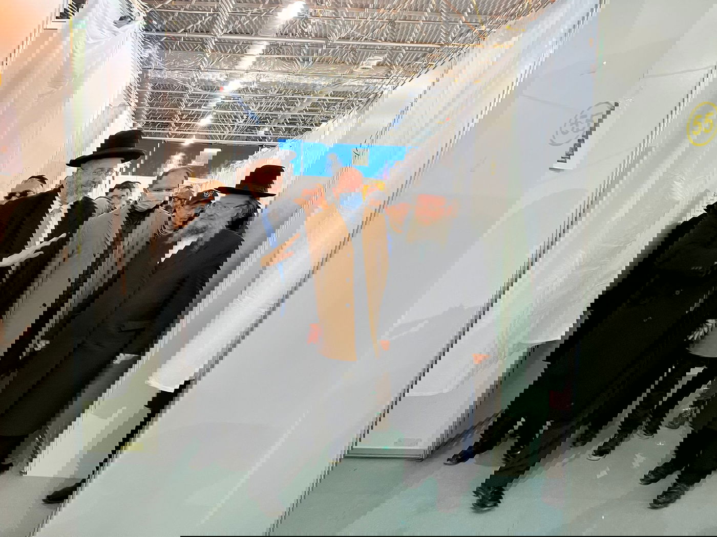 הרב הראשי הגיע לבקר את הפליטים מאוקראינה