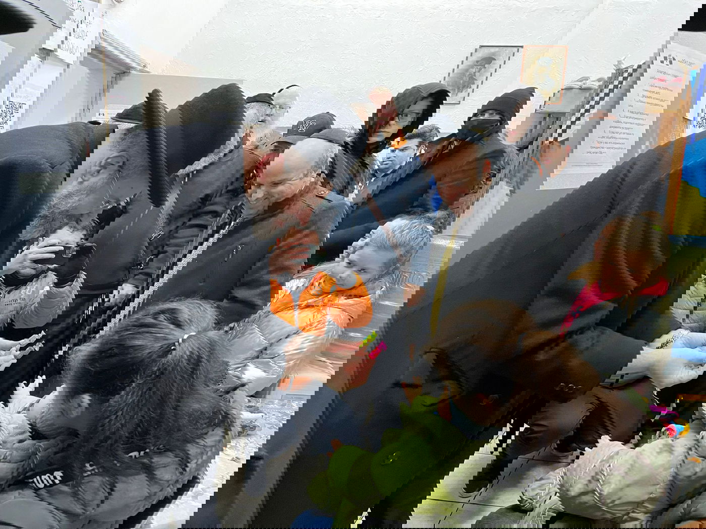 הרב הראשי הגיע לבקר את הפליטים מאוקראינה