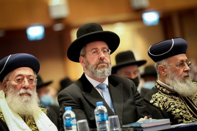 הרה"ג לאו עם הראשון לציון הרה"ג יצחק יוסף וקודמו בתפקיד, הרה"ג שלמה משה עמאר