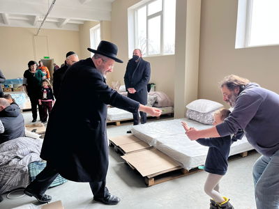 הרב הראשי הגיע לבקר את הפליטים מאוקראינה
