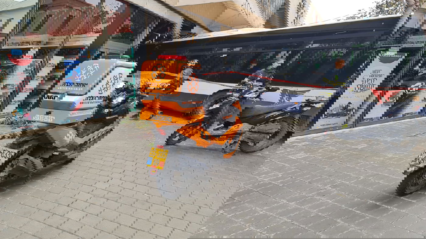 אוטובוס איבד שליטה והתנגש בחלון ראווה • צפו