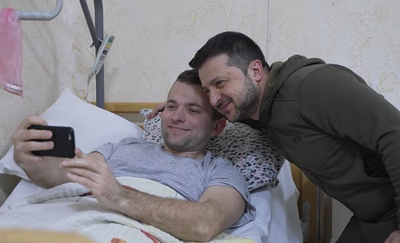 נשיא אוקראינה עם החיילים