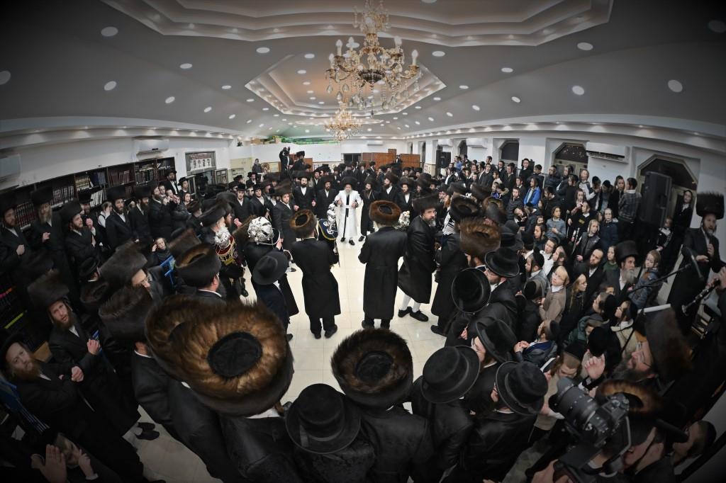 לזכרו של הרבי: חסידי נדבורנה ביתר חגגו הכנסת ספר תורה חדש