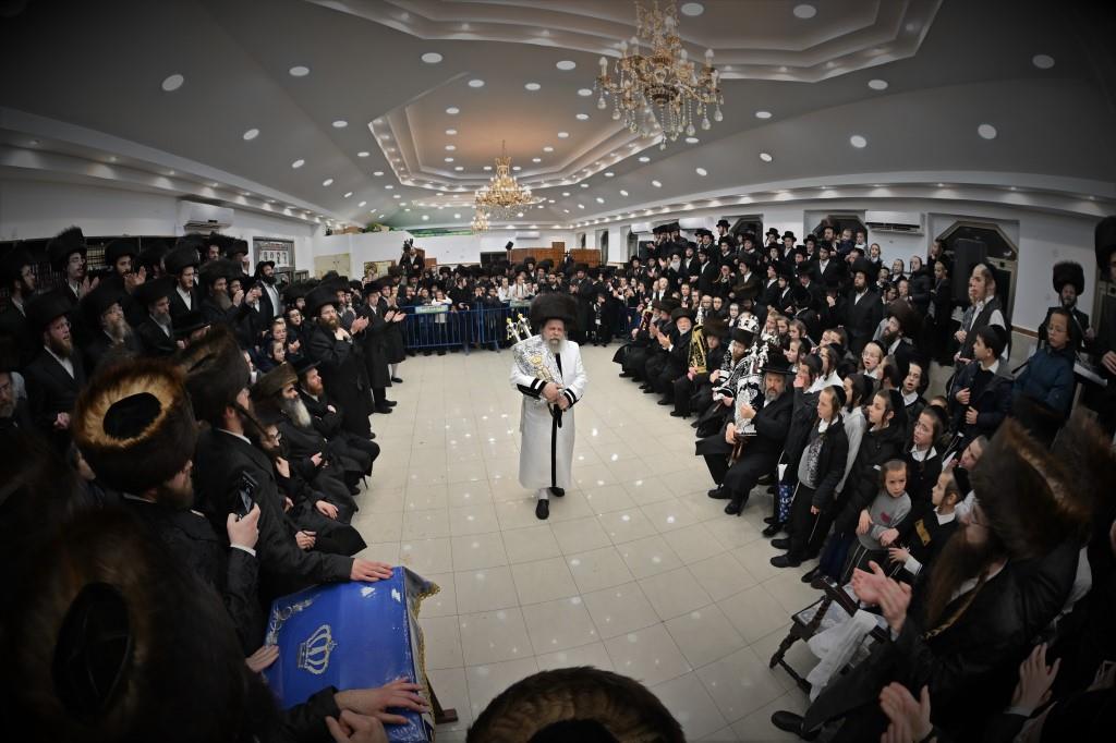 לזכרו של הרבי: חסידי נדבורנה ביתר חגגו הכנסת ספר תורה חדש