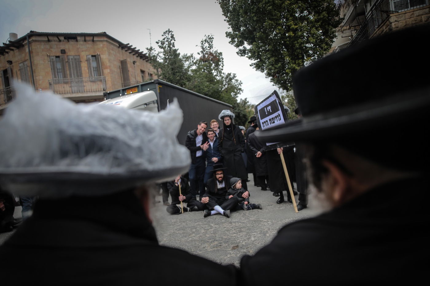 אחרי הארכת המעצר: זקני 'העדה' מוחים בכיכר השבת