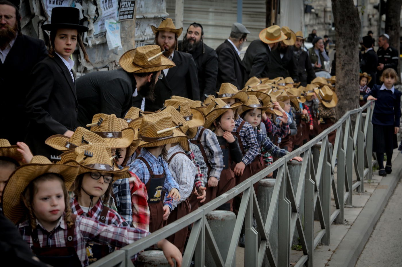 ילדי החיידר המחופשים יצאו לרחובות • גלריה
