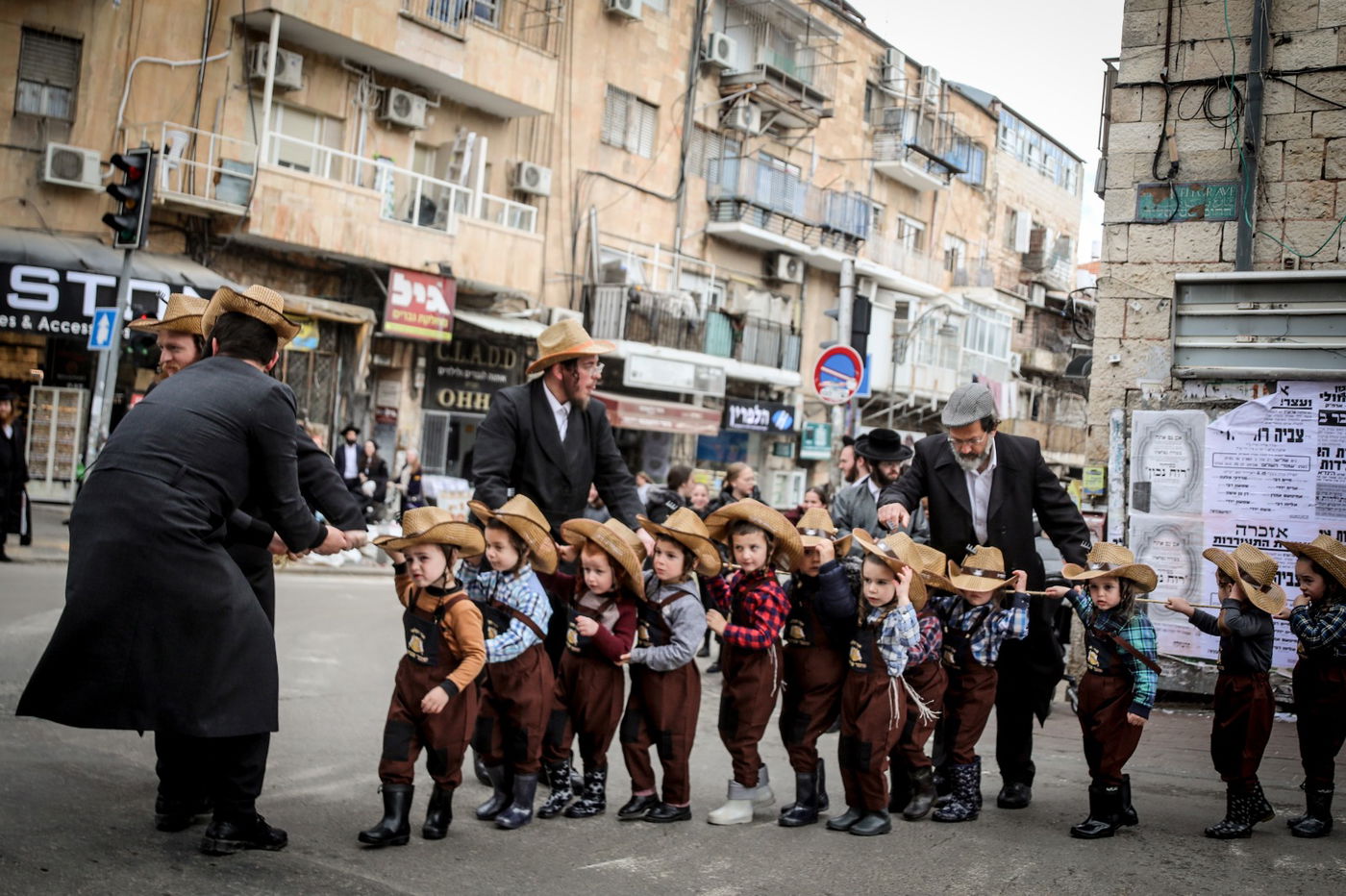 ילדי החיידר המחופשים יצאו לרחובות • גלריה