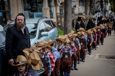 ילדי החיידר המחופשים יצאו לרחובות • גלריה