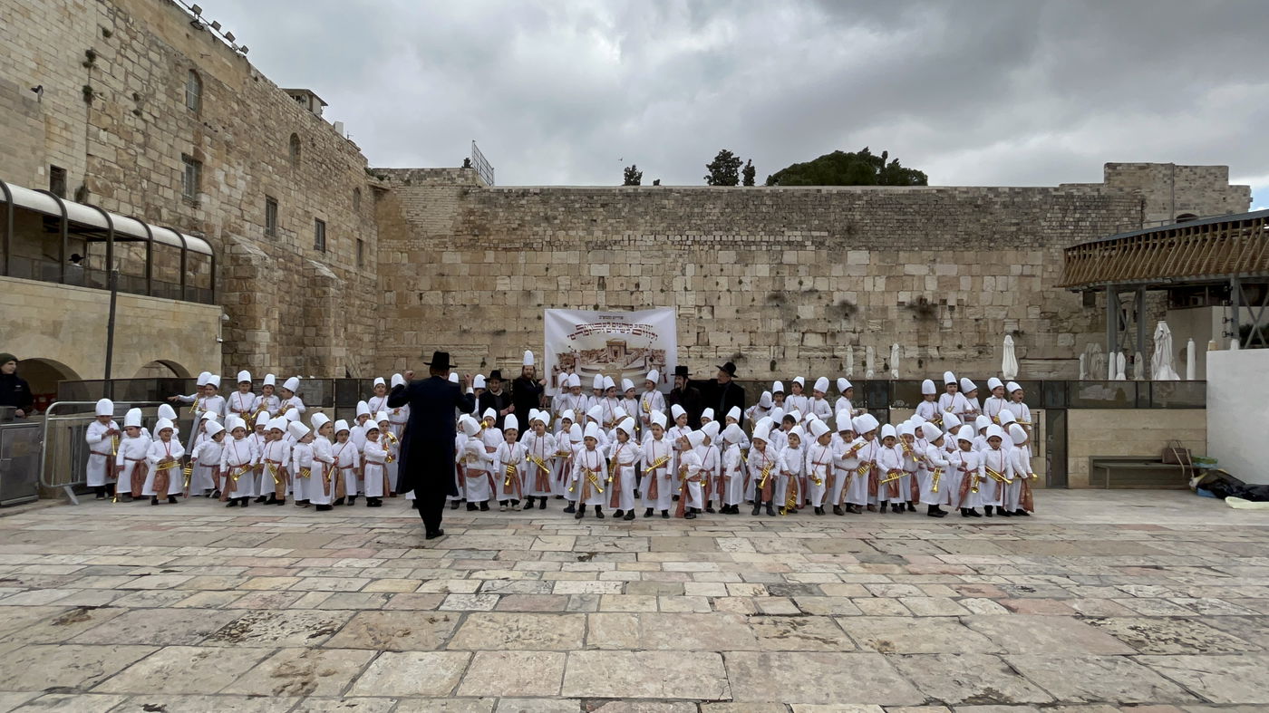 מרהיב: "הלווים" הגיעו לתפילה בכותל • צפו