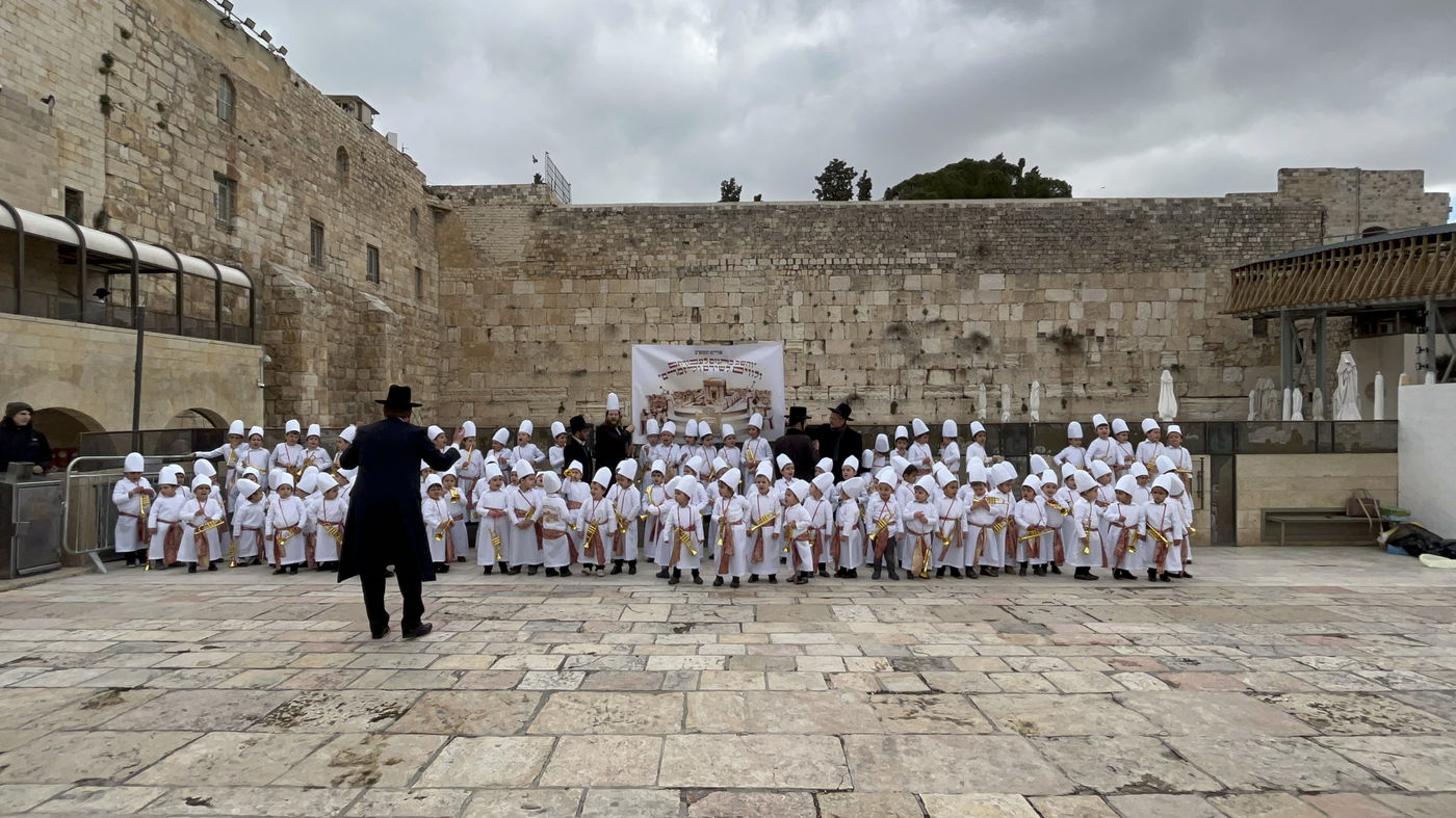 מרהיב: "הלווים" הגיעו לתפילה בכותל • צפו