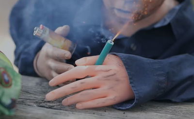 ילד משחק בנפצים